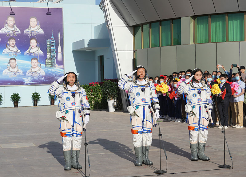2022年6月5日，神舟十四號(hào)載人飛行任務(wù)航天員乘組出征儀式在酒泉衛(wèi)星發(fā)射中心問(wèn)天閣廣場(chǎng)舉行。