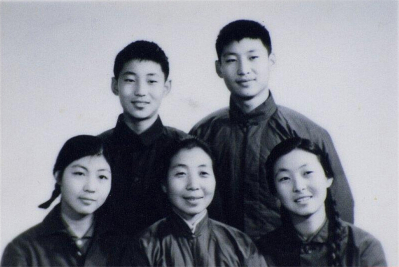 1972年冬，齊心和子女們。前排右起：齊橋橋、齊心、習安安。后排右起：習近平、習遠平。