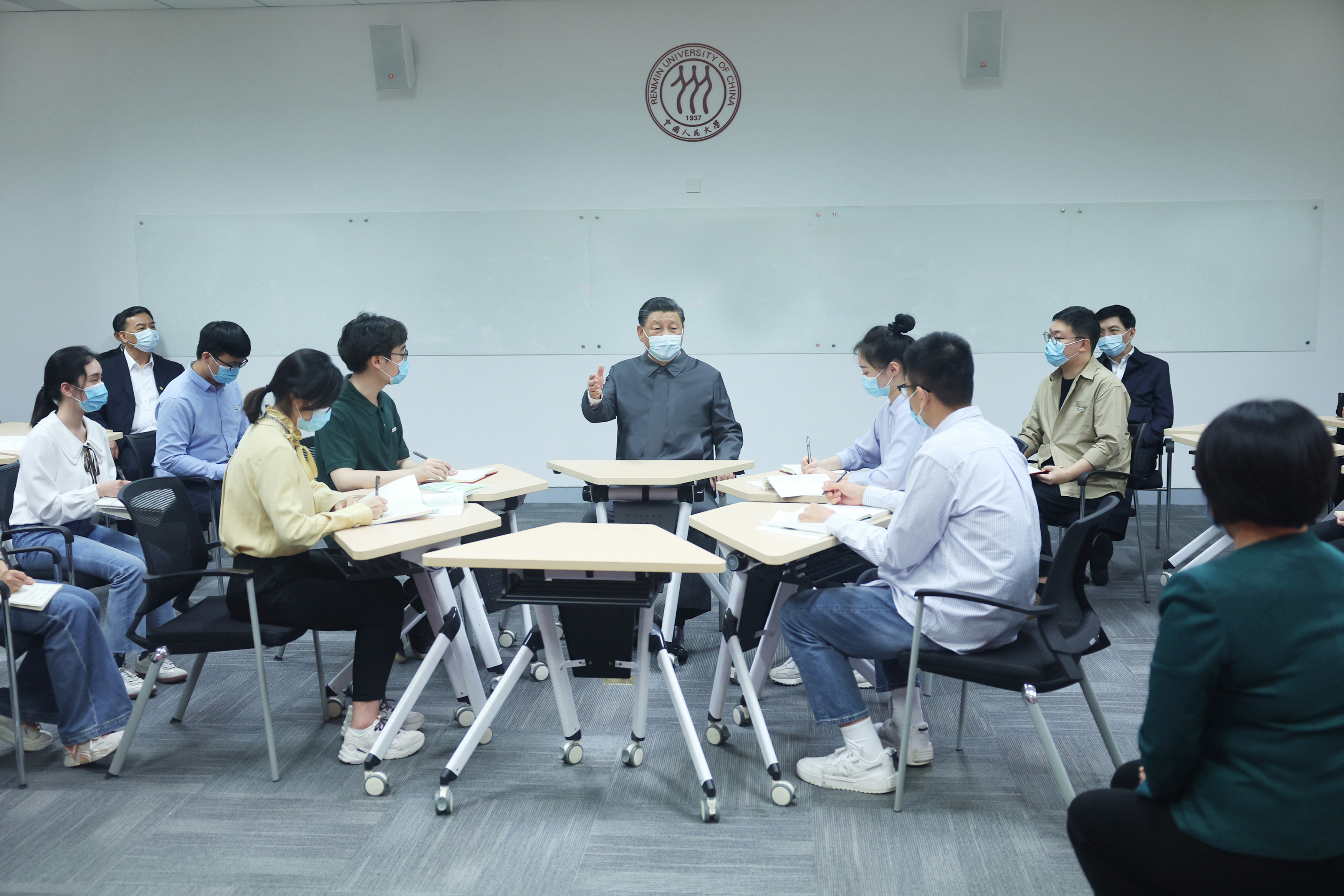 2022年4月25日，習(xí)近平總書記來(lái)到中國(guó)人民大學(xué)考察調(diào)研。這是總書記在立德樓觀摩思政課智慧教室現(xiàn)場(chǎng)教學(xué)并參與討論。
