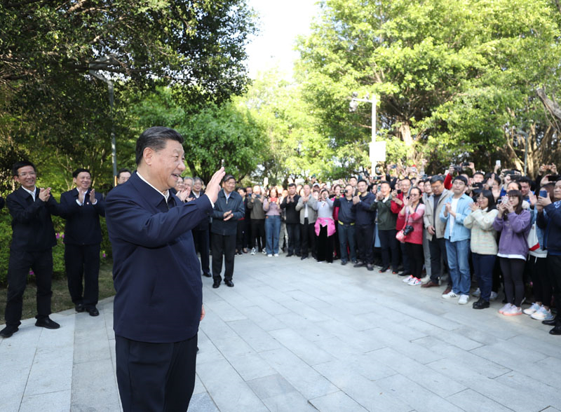 2021年3月24日，習近平在福建省福州市福山郊野公園考察時，向市民們招手致意。