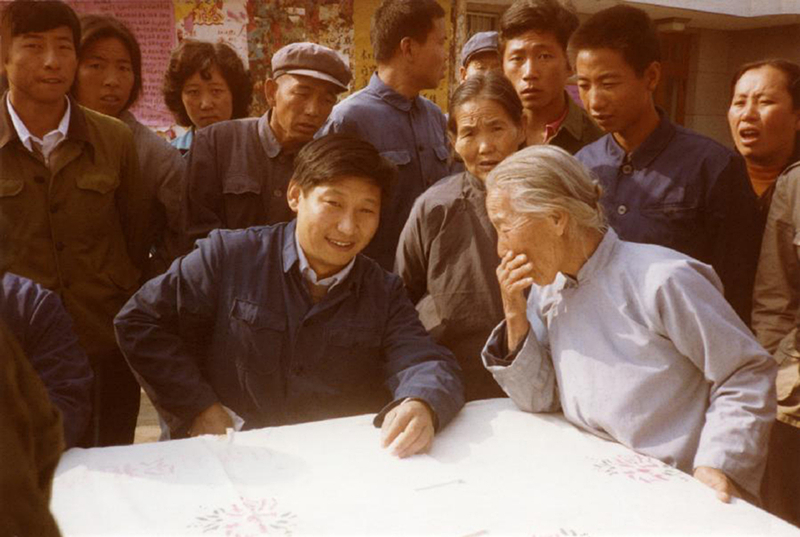 這是1983年，時任河北正定縣委書記的習近平（前排居中），臨時在大街上擺桌子聽取老百姓意見。