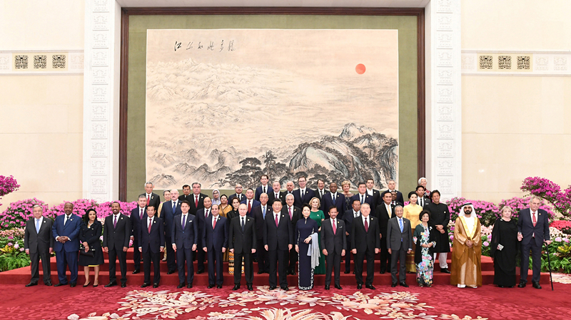 2019年4月26日，習(xí)近平主席和夫人彭麗媛在北京人民大會(huì)堂舉行宴會(huì)，歡迎出席第二屆“一帶一路”國(guó)際合作高峰論壇的外方領(lǐng)導(dǎo)人夫婦及嘉賓。這是習(xí)近平和彭麗媛同外方領(lǐng)導(dǎo)人夫婦及嘉賓合影留念。