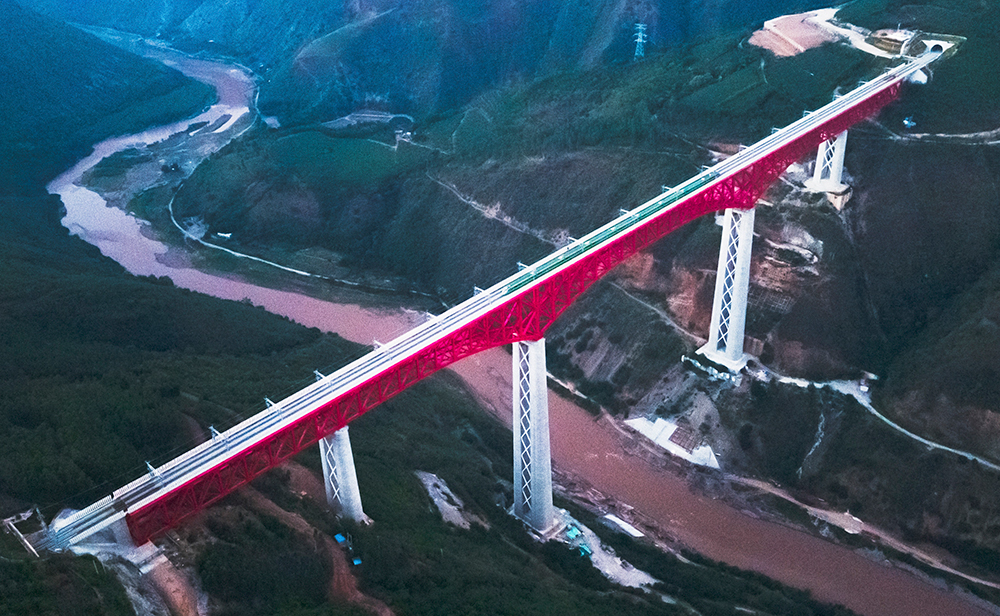 中老鐵路首發(fā)列車駛過中國云南省元江哈尼族彝族傣族自治縣境內(nèi)的元江雙線特大橋（2021年12月3日攝，無人機照片）。