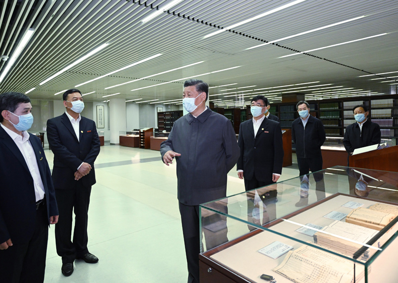 2022年4月25日，習(xí)近平來到中國人民大學(xué)考察調(diào)研。這是他在圖書館考察。