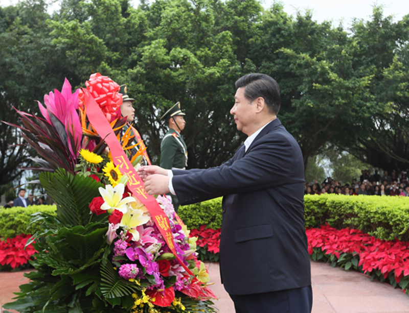 2012年12月8日，習(xí)近平在深圳蓮花山公園向鄧小平銅像敬獻花籃。
