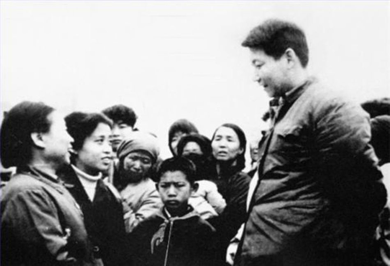 1983年，時任中共正定縣委書記的習(xí)近平同趙村群眾交談。