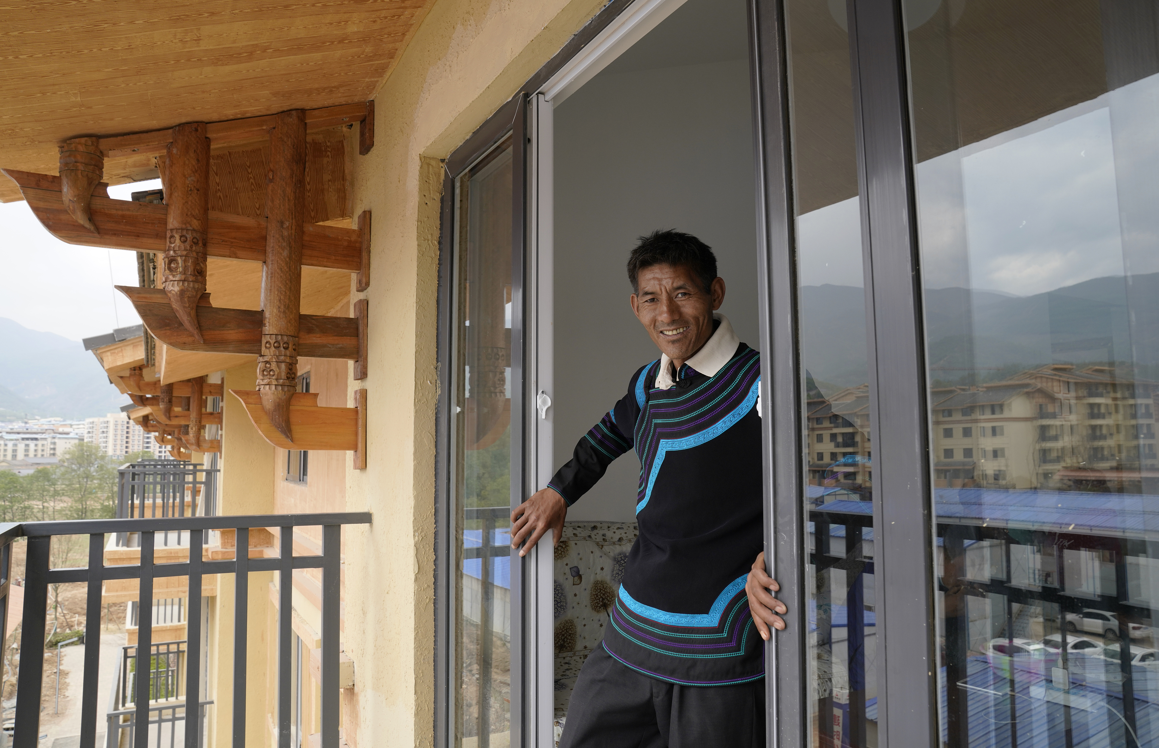 2020年5月14日，四川涼山彝族自治州昭覺縣，“懸崖村”村村民某色伍哈入住新房。