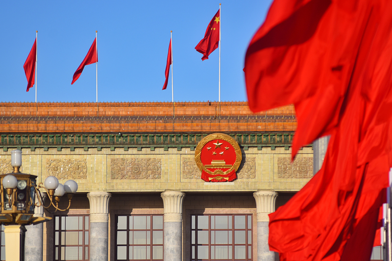 2024年3月8日，北京上空現(xiàn)“兩會(huì)藍(lán)”，人民大會(huì)堂前紅旗飄揚(yáng)。